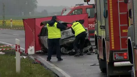 Samochód uległ spaleniu. W środku były dwie osoby