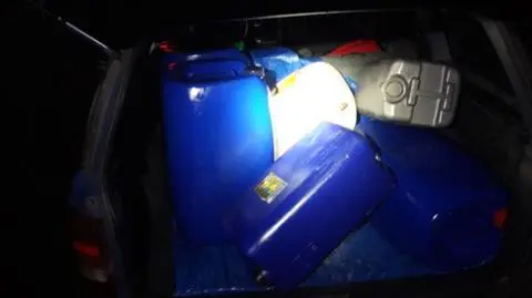 250 litrów paliwa zniknęło z baku. Złodziej przyłapany na parkingu