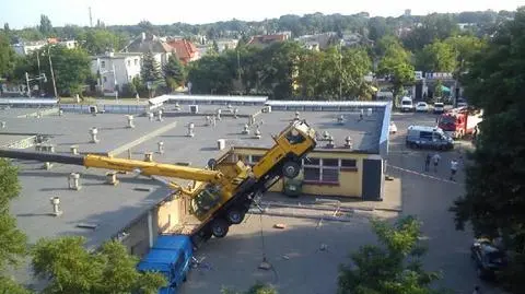 30-metrowy dźwig przewrócił się na sklep