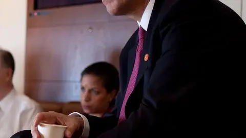 Jon Huntsman był wcześniej ambasadorem w Chinach. Na nagraniu podczas kampanii prezydenckiej w 2011 roku