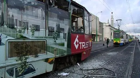 Dźwig powybijał szyby w tramwaju