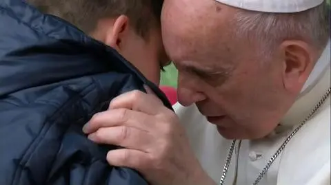 Zapłakany chłopiec w objęciach papieża. Dziecko miało jedno wielkie zmartwienie