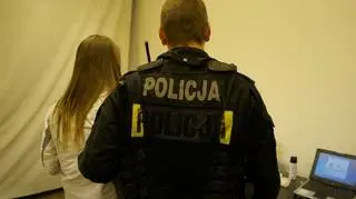 Kobiecie nie udało się przekonać policjantów do wzięcia damskiej bielizny