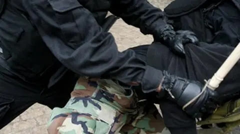 Krzesłem w policjanta