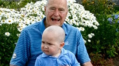 Bush ogolił głowę dla chłopca z białaczką