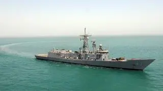 Fregata rakietowa typu Perry - USS Thach w Zatoce Perskiej w sierpniu 2009 roku