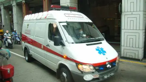 Bus z przedszkolakami wpadł do stawu