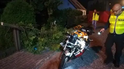Motocykl uderzył w metalowy płot i drzewo