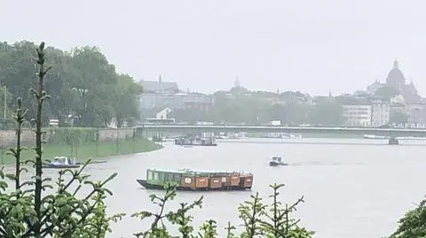 Kraków. Policjanci holowali tramwaj wodny
