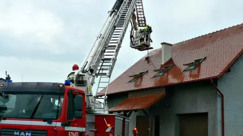 Piorun uderzył w dom jednorodzinny. Zapalił się dach