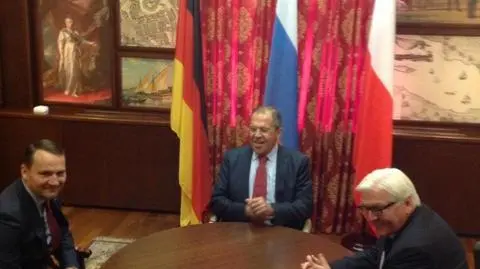 Sikorski przy stole z Ławrowem. Zapewniał, że będzie mówił ze Steinmeierem jednym głosem