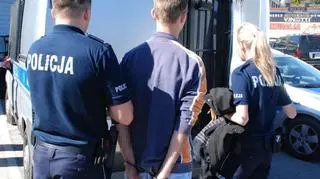 Wybili sześć szyb w jednym z wagonów kolejki