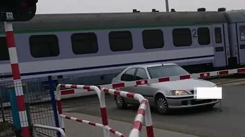 Auto utknęło między szlabanami na przejeździe kolejowym 