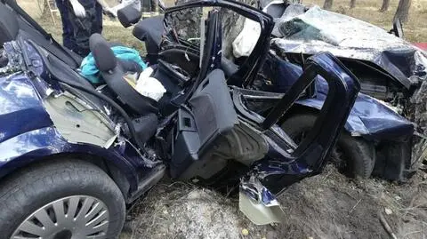 Rozbili się na drzewie. On nie przeżył, ona czekała na pomoc całą noc