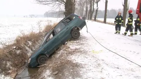Wypadek na Dolnym Śląsku. Samochód wpadł do rowu
