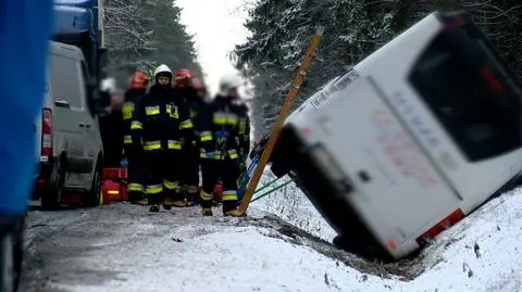 Karambol na krajowej "8". Zderzenie trzech osobówek, ciężarówki i busa