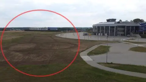 Gigantyczny fallus na trawniku przed słupskim aquaparkiem