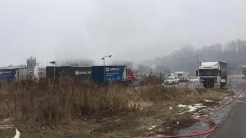 Pożar hali w Niepołomicach. Na miejscu pracowało 26 zastępów straży
