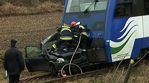 Samochód wjechał pod szynobus
