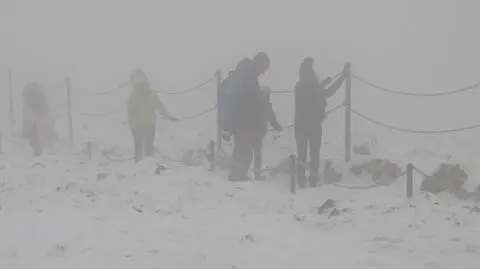 Ślisko i zimno. Atak zimy na Śnieżce