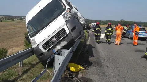 Busem uderzył w opla. Stracił koło i zawisł nad przepaścią