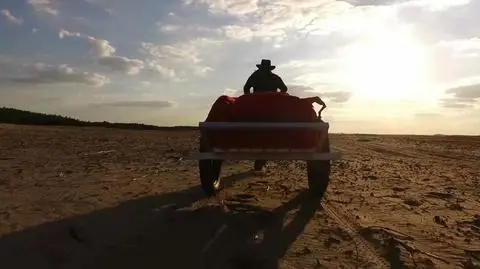 Polish traveller Mateusz Waligóra has become the first-ever person to cross the Gobi desert all alone