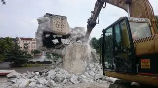 Wyburzanie pomnika zajęło kilka godzin