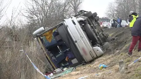 Autobus wpadł do rowu po zderzeniu z samochodem