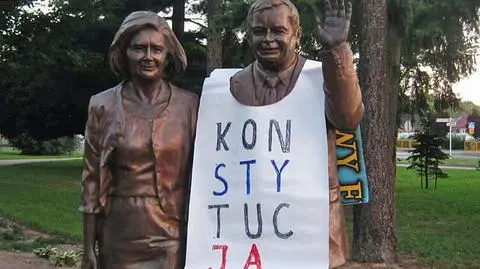 Zawieszenie koszulki z napisem konstytucja na pomniku Lecha i Marii Kaczyńskich nie jest przestępstwem