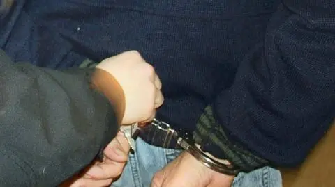 Podawał się za policjanta z CBŚ i "ostrzegał przed oszustami". Wyłudził pieniądze, trafił do aresztu