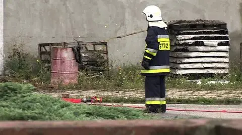 Magazyn pełen beczek z chemikaliami, jedna się rozszczelniła. "Zagrożenie dla całej okolicy"