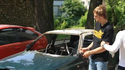 Po pijanemu podpalali samochody. Zatrzymała ich policja