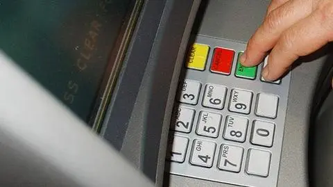 Bankomat na rynku pod kontrolą skimmerów