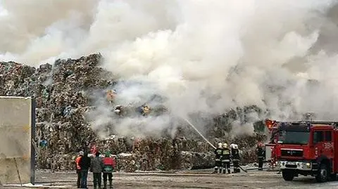 Wysypisko wciąż płonie. Będą je gasić kilka dni