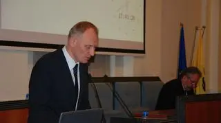 27.11|Na nadzwyczajnej sesji radni jednogłośnie sprzeciwili się zmianom w janosikowym. I zapowiedzieli dalszą walkę o pieniądze dla województwa. Według nowego podziału Dolny Śląsk miał otrzymać o 66 mln zł mniej niż zwykle. - Nie będziemy mogli normalnie funkcjonować - grzmiał marszałek woj. dolnośląskiego.