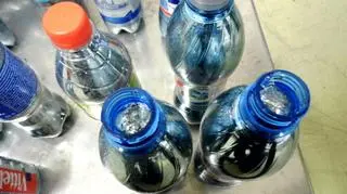 Pierwiastek był ukryty w plastikowych butelkach 