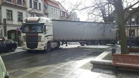 Wolsztyn: Wjechał tirem na rynek. Zablokował przejazd