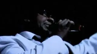 19.02 | Choć na ceremonii pogrzebowej Whitney Houston jej były mąż, Bobby Brown pojawił się tylko na chwilę, to zaraz potem podczas koncertu wyznał jej miłość. - Chcę wysłać błogosławieństwa mojej byłej żonie, Whitney Houston. Kocham cię - powiedział raper, co wzbudziło aplauz publiczności. (APTN)