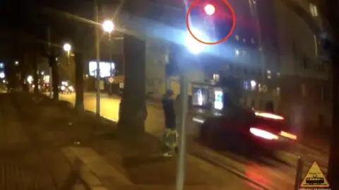 Szczecin. Kierowca na czerwonym wjechał na przejście dla pieszych
