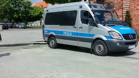 Zniszczyli schody radiowozem. "Chcieli uciec z miejsca zdarzenia"