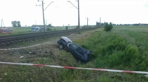 Samochód wjechał pod pociąg. 
Trzy osoby nie żyją 