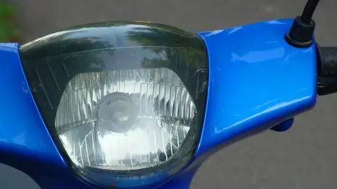 W nocy jechali skuterem bez świateł. Pasażer oświetlał drogę telefonem