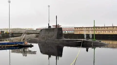 Zanurzenie atomowego okrętu podwodnego w porcie