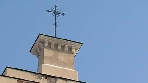 Tusk zada "potężny cios" Kościołowi