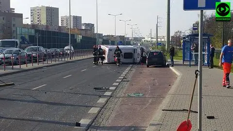 Kolizja 2 osobówek i karetki. Nie ma rannych