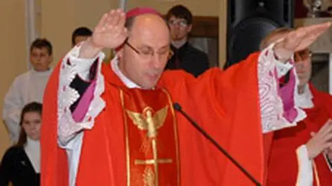 Bp Polak: Chrześcijańscy posłowie powinni bronić krzyża