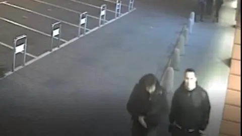 Ukradli luksusowy samochód. Auto odnaleziono, złodziei jeszcze nie