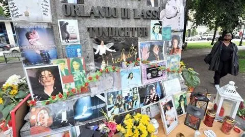 Nawet po śmierci "zarabia" miliony