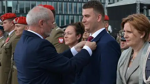 Misiewicz uhonorowany przez Macierewicza medalem za zasługi