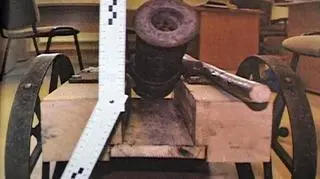 37-latek jest oskarżony o to, że przez co najmniej 10 lat przechowywał nielegalną broń, jaką jest armata